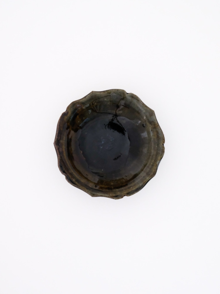 青灰稜花四寸皿